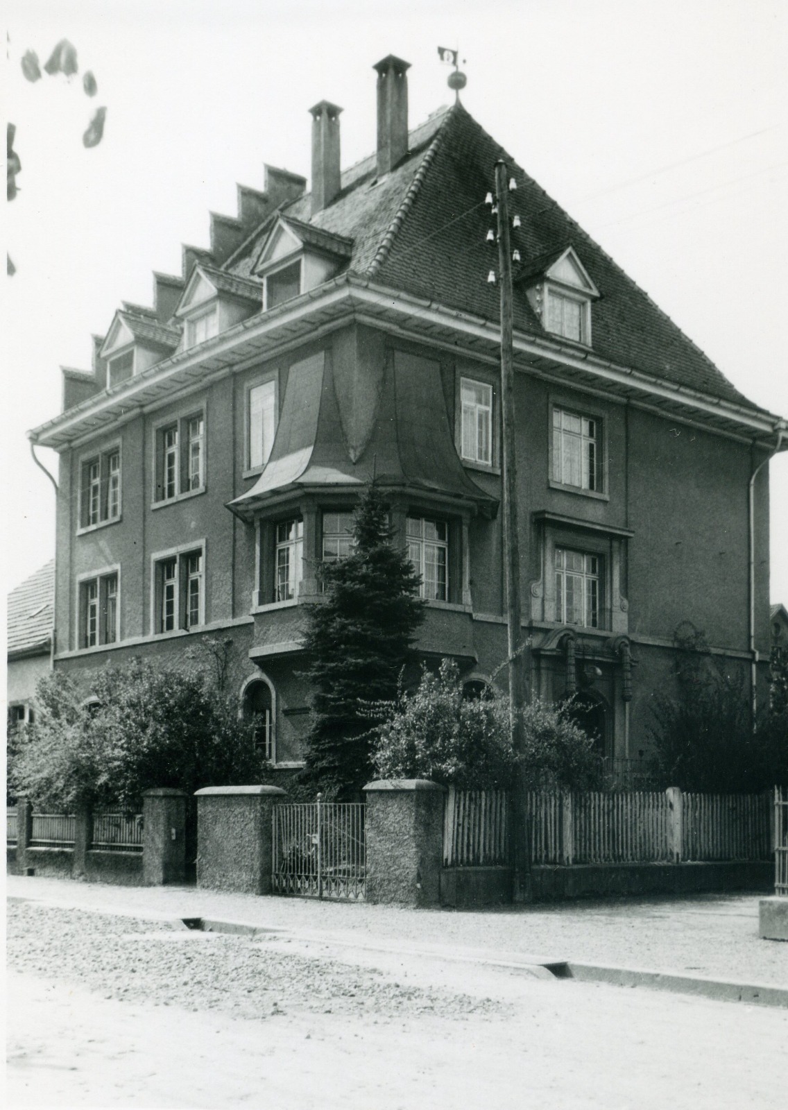Historische Schwarz-Weiß-Aufnahme des Hauses Friedrichstraße 32 mit Erker, Gaube und Gartenzaun