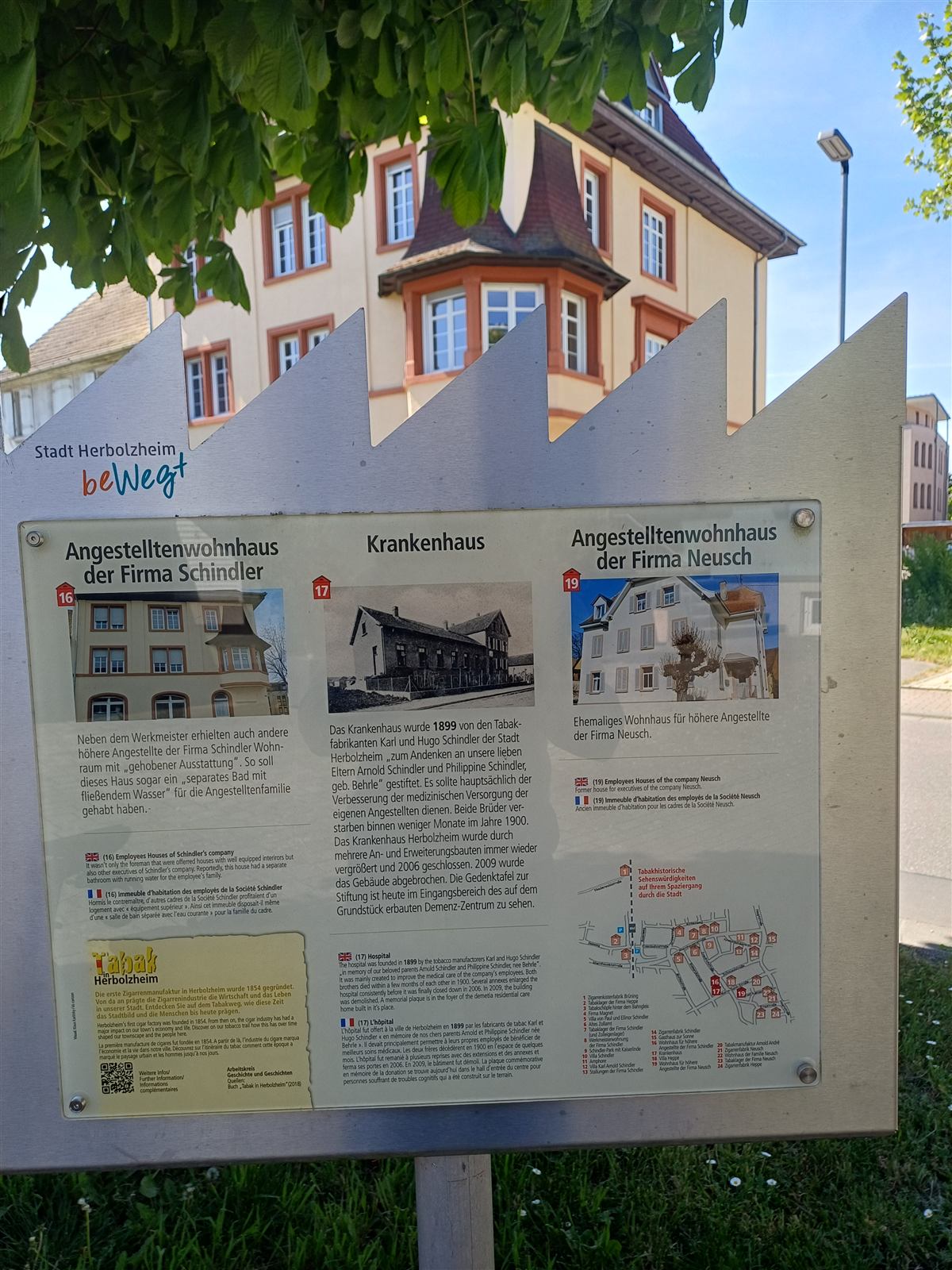 Hinweistafel der Stadt Herbolzheim zum Angestelltenwohnhaus der Firma Schindler, Station 16 des Tabakwegs, vor dem Gebäude